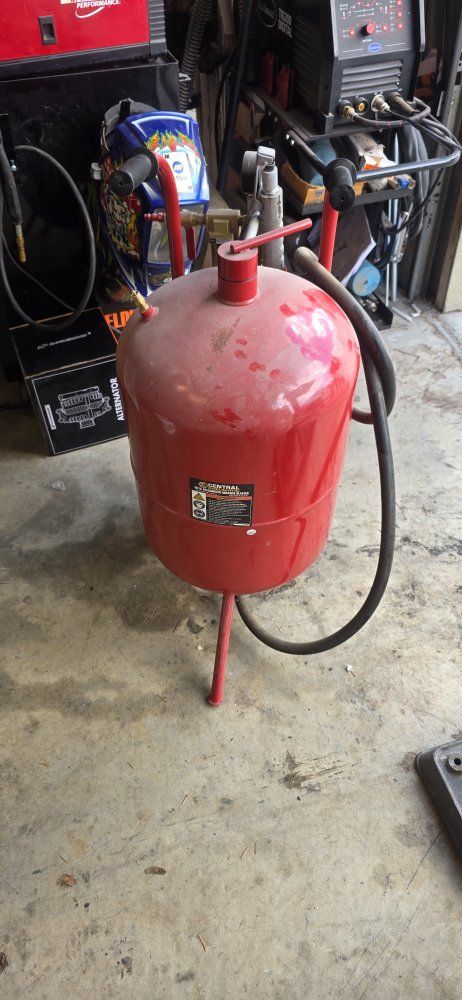 Central Pneumatic 20 lb Pressurized Abrasive Blaster with Media