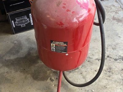 Central Pneumatic 20 lb Pressurized Abrasive Blaster with Media
