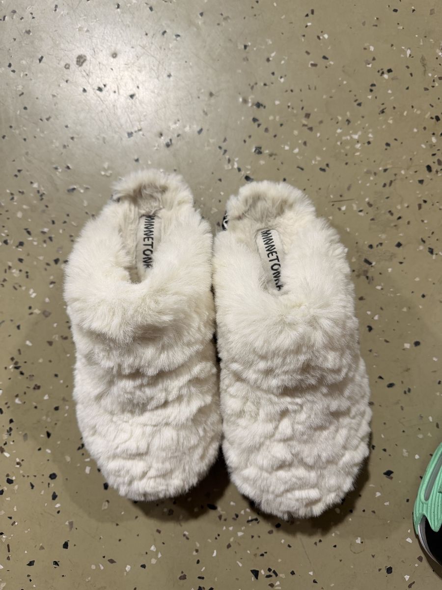 Minnetonka Women's White Faux Fur Scuff Slippers - Size 6.5 - Machine Washable