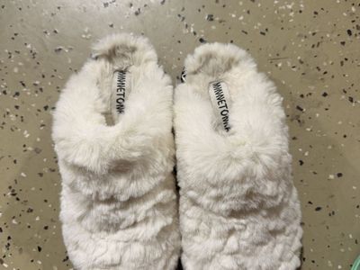 Minnetonka Women's White Faux Fur Scuff Slippers - Size 6.5 - Machine Washable