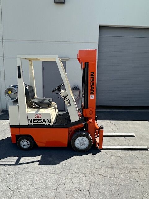 Nissan 3000 pound forklift, compact size LP