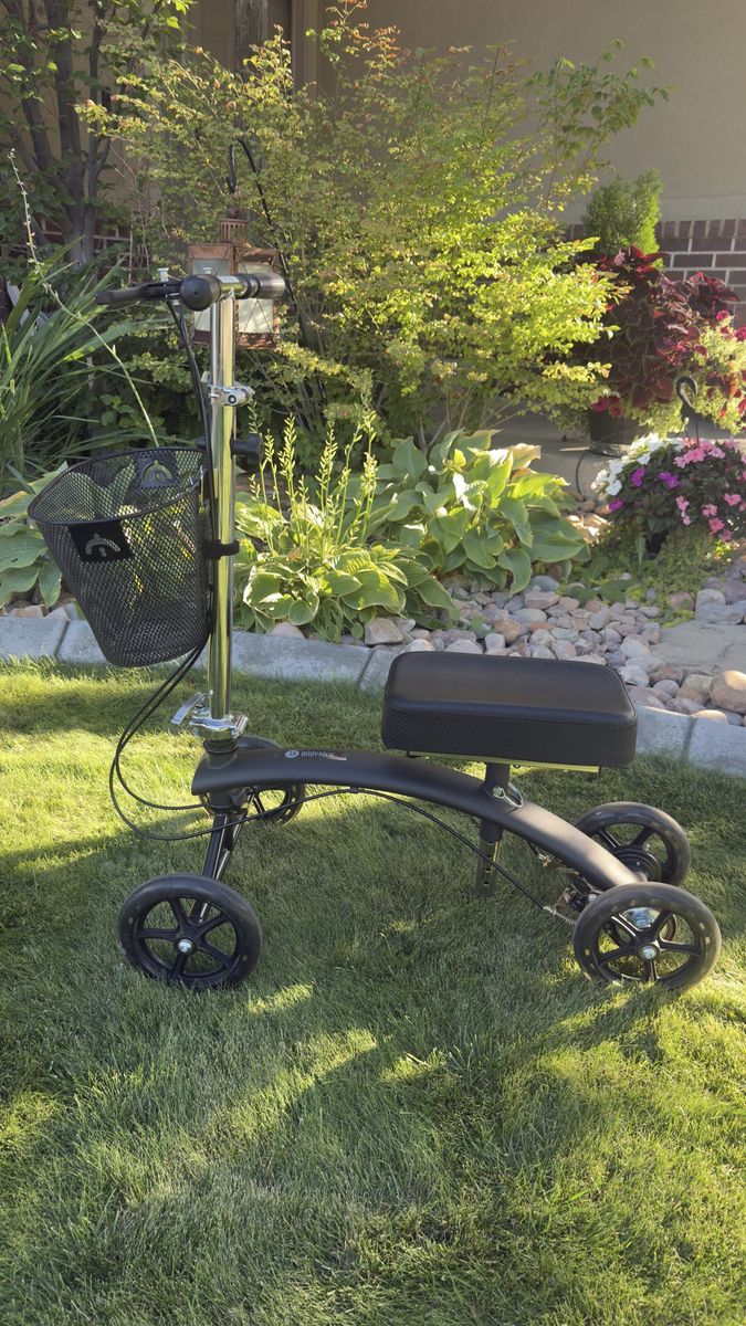 Knee scooter (adjustable for different sizes)