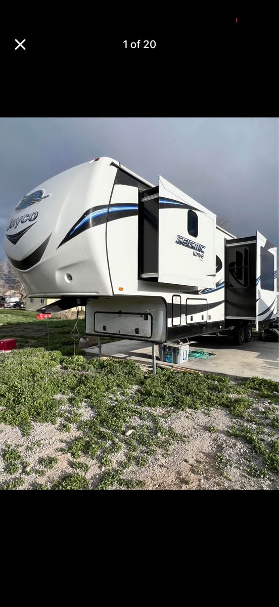 2015 Jayco Seismic Wave 310W Toy Hauler - OBO