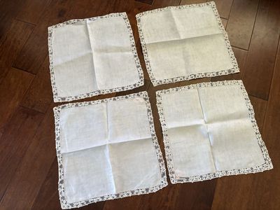 Set of 4 Vintage Linen Napkins w/ Lace Edges