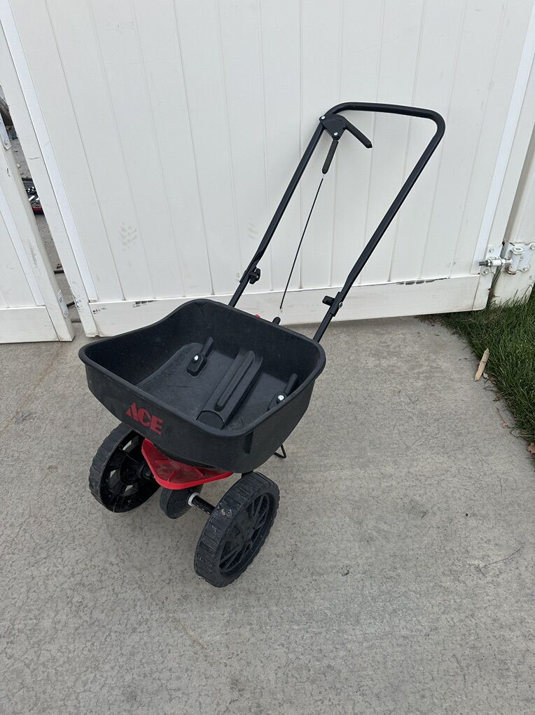 Rolling Fertilizer Spreader