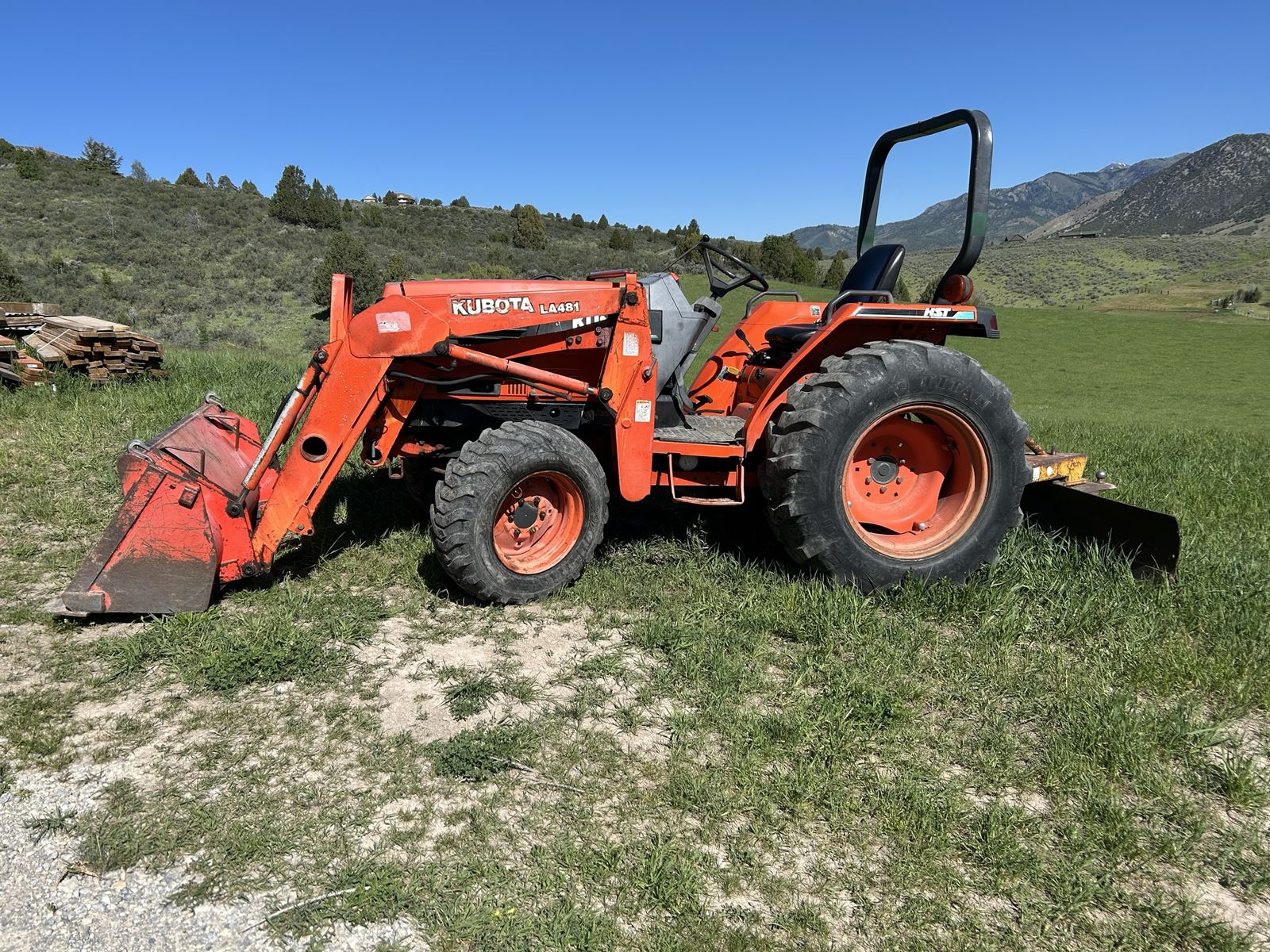 2005  3010 Kabota tractor