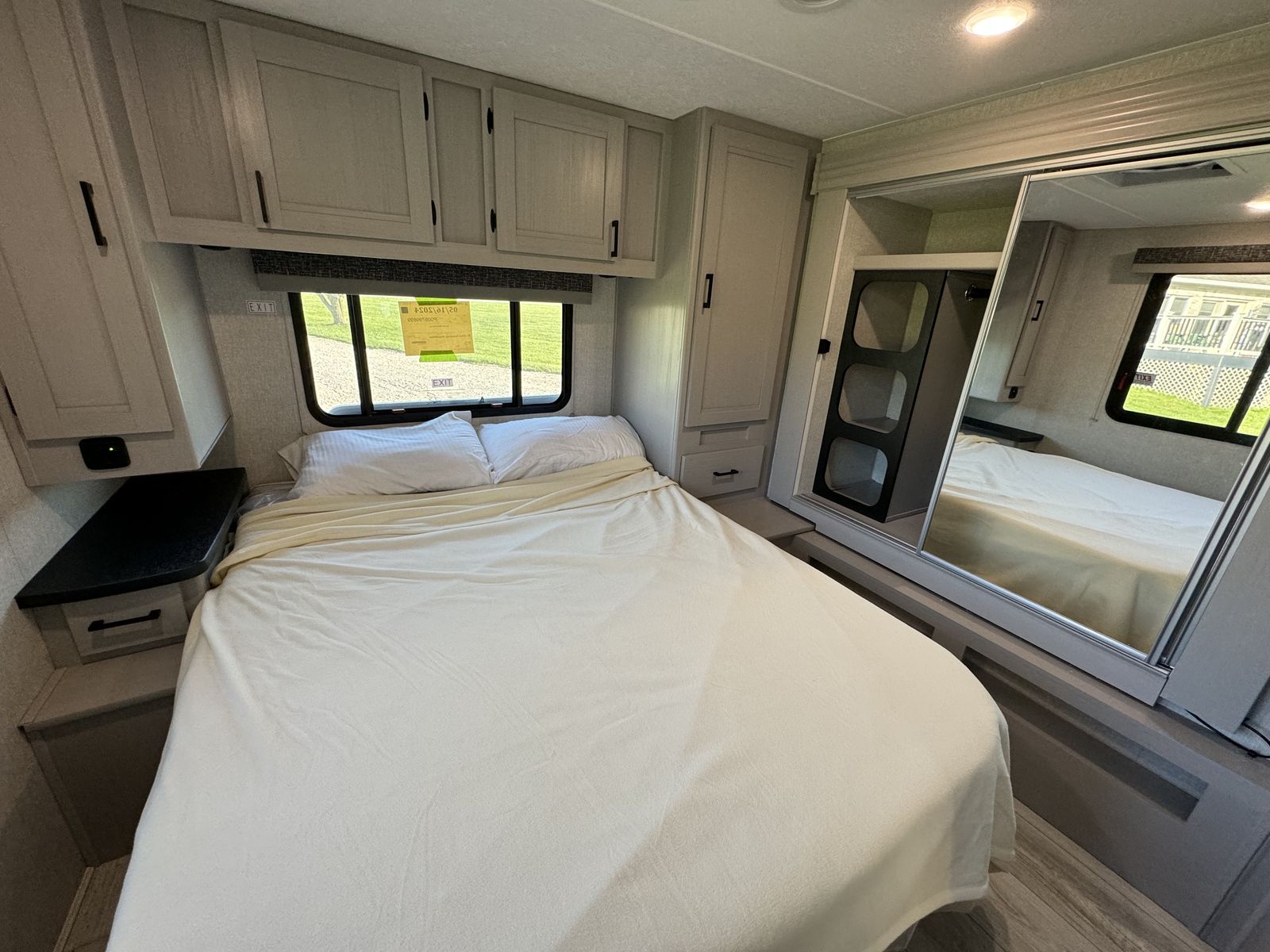 Fully stocked 31MB Motorhome- sleeps 8- queen bed- RV for rent️