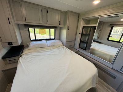 Fully stocked 31MB Motorhome- sleeps 8- queen bed- RV for rent️
