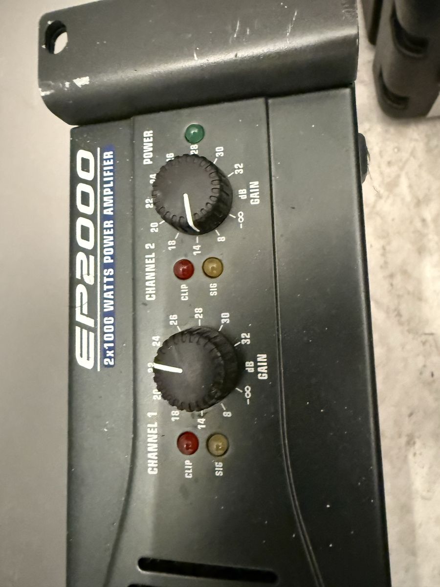 Behringer EP2000 power amp