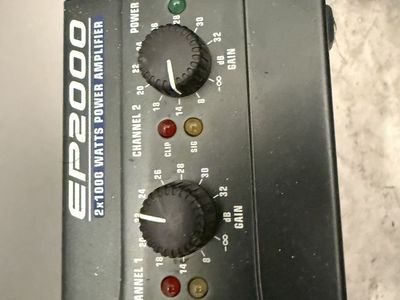 Behringer EP2000 power amp