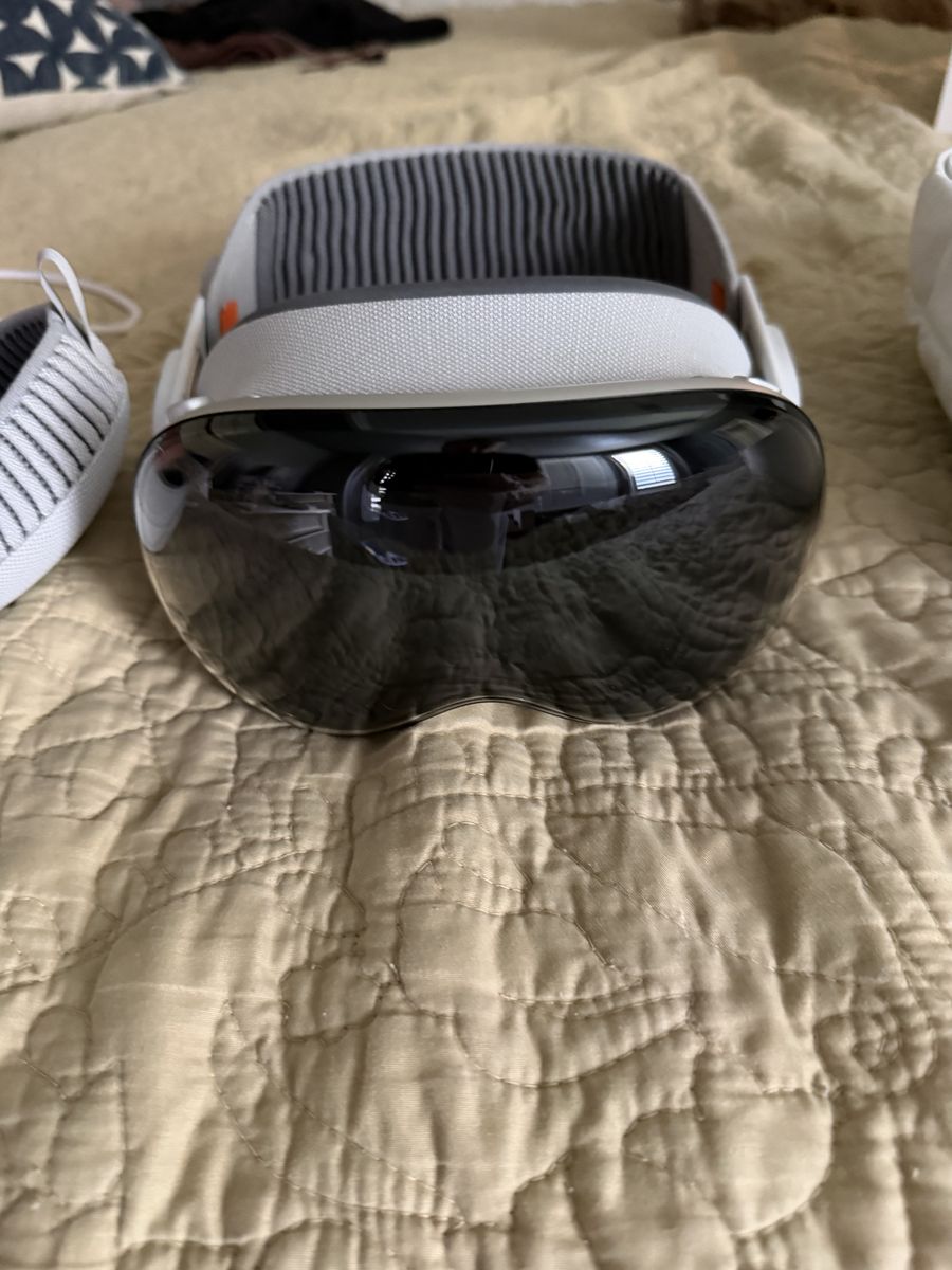 Apple Vision Pro 512GB — Excellent Condition