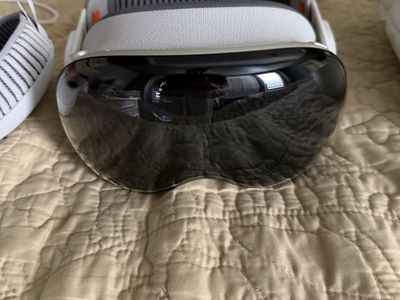 Apple Vision Pro 512GB — Excellent Condition