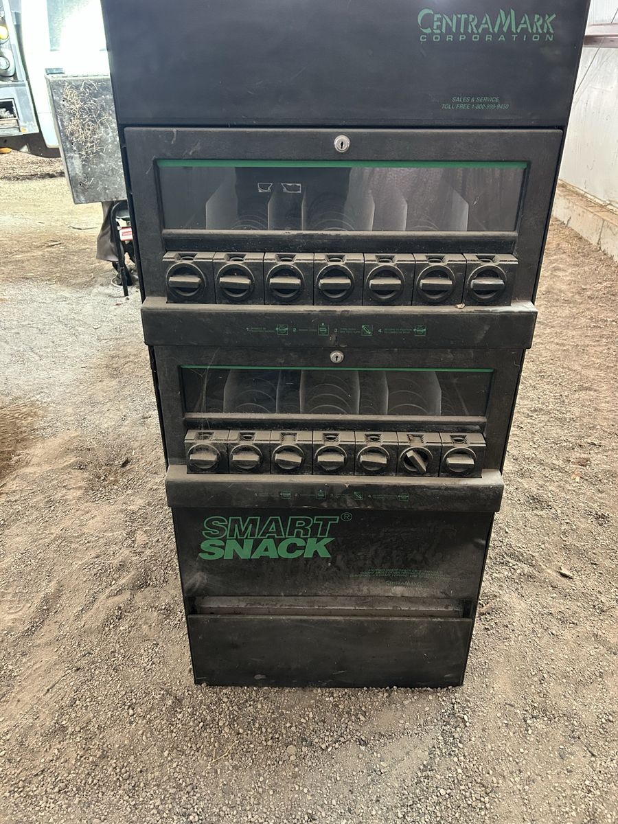 Snack vending machine