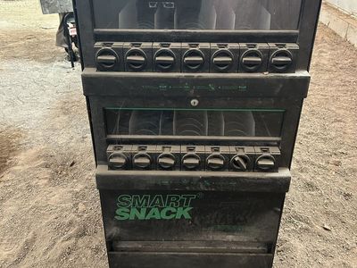 Snack vending machine