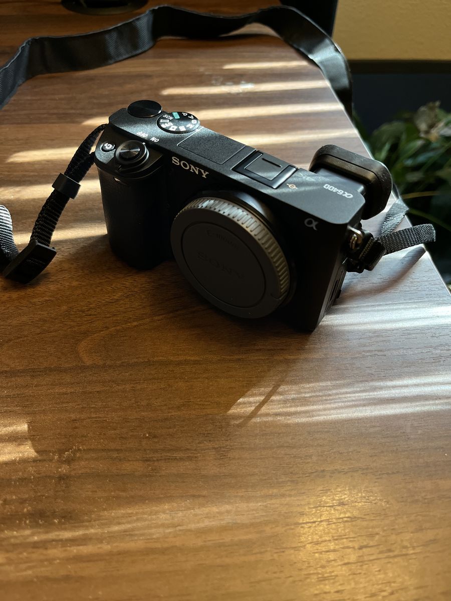 Sony a6400 DSLR - basically new 256gb mem card & extra batteries