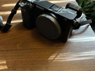 Sony a6400 DSLR - basically new 256gb mem card & extra batteries