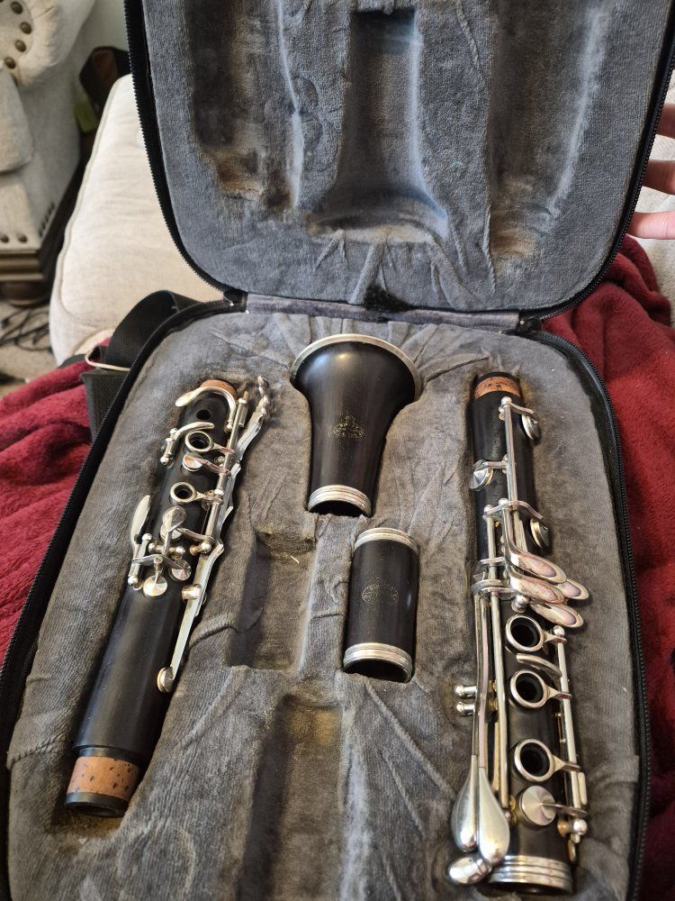 Buffet e11 Intermediate Wood Clarinet with Warranty