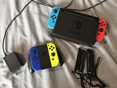 Nintendo Switch + 4 Joy Con Controllers