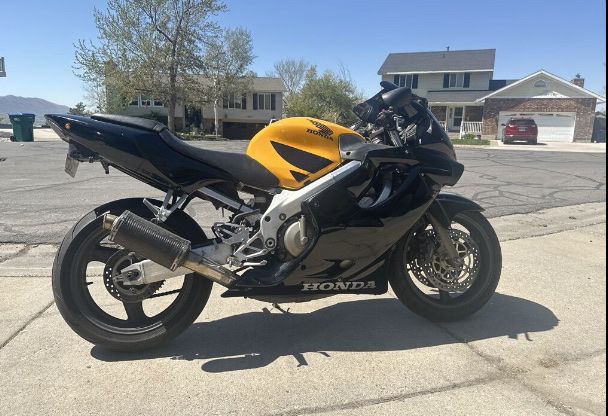 Honda CBR 600 F4 1999 Sport Motorcycle - Black & Yellow, Carbon Fiber Exhaust
