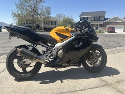 Honda CBR 600 F4 1999 Sport Motorcycle - Black & Yellow, Carbon Fiber Exhaust