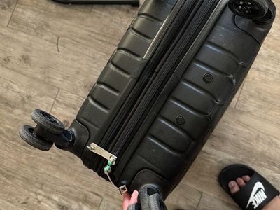 CapriSA hard-shell spinner carry-on