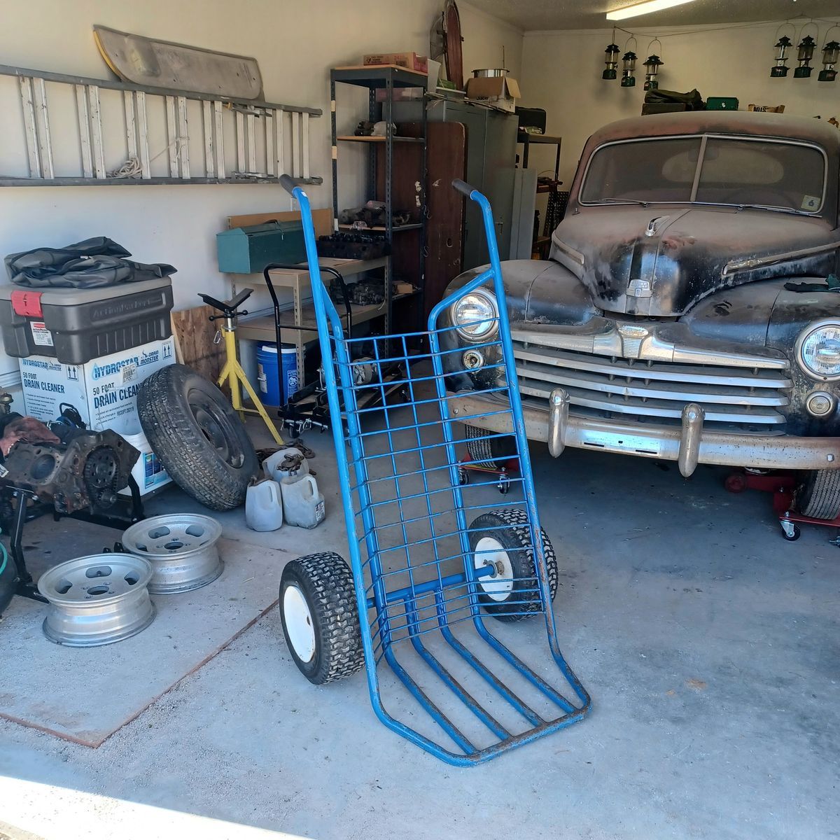 Heavy duty tire hand truck dolly
