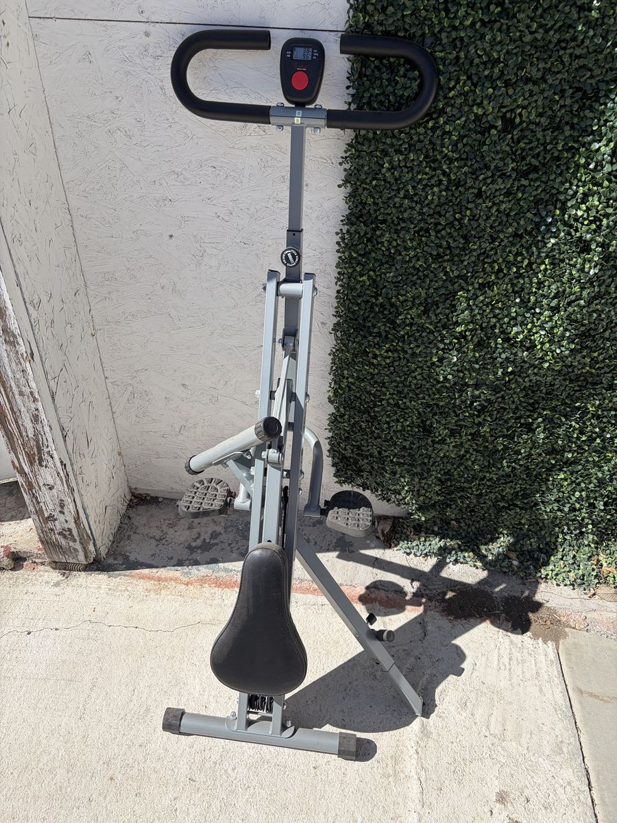 Sitting squat machine