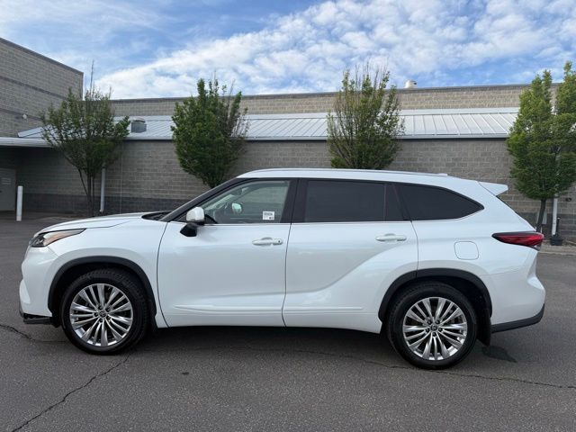2022 Toyota Highlander Platinum