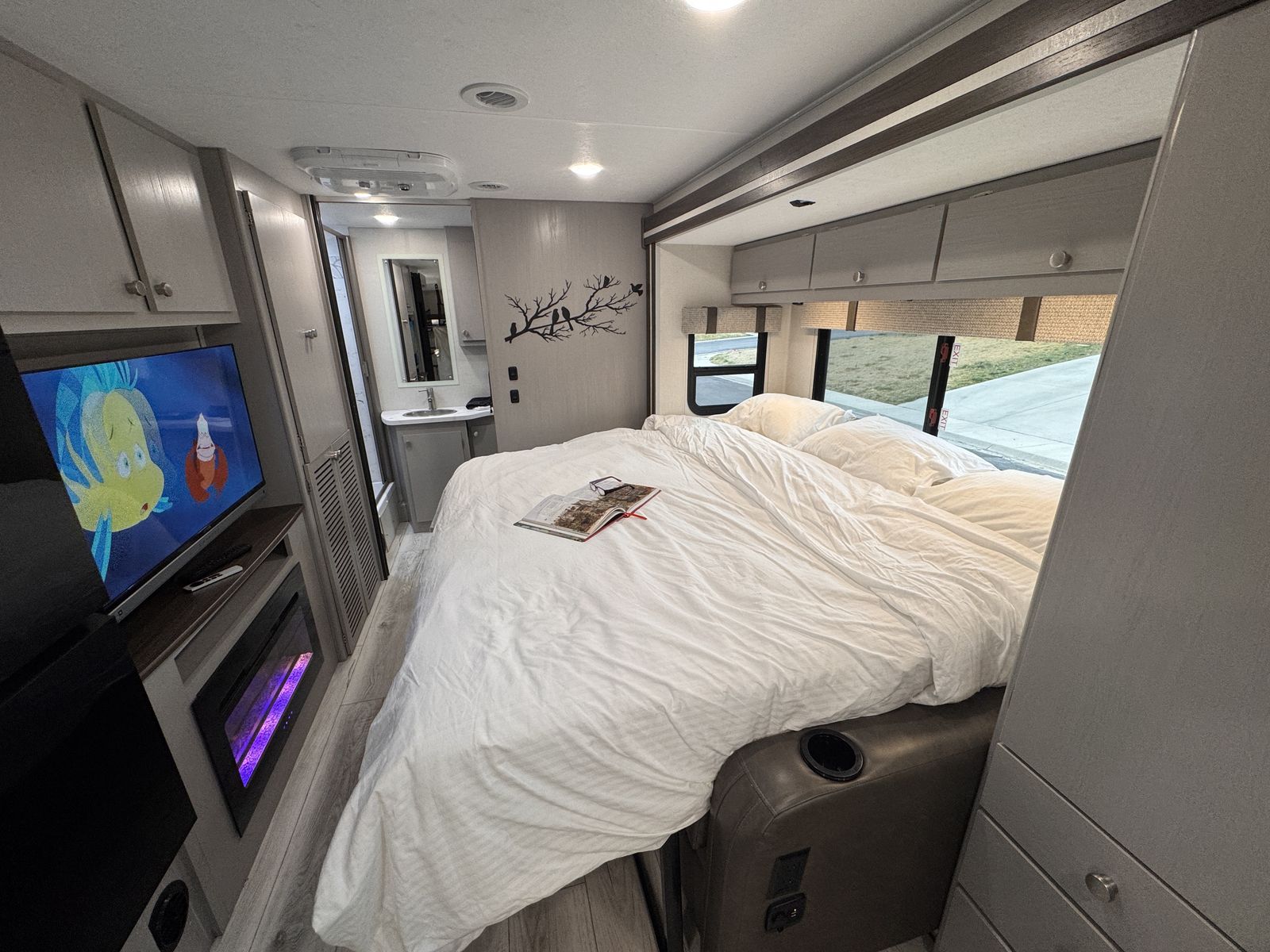 NEW Coachmen 26MB Motorhome- fully stocked- outdoor kitchen- washer- KING BED -for rent