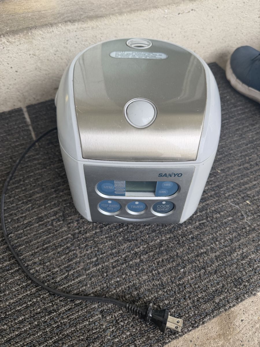 Sanyo Digital Rice Cooker with Titanium-Coated Pot