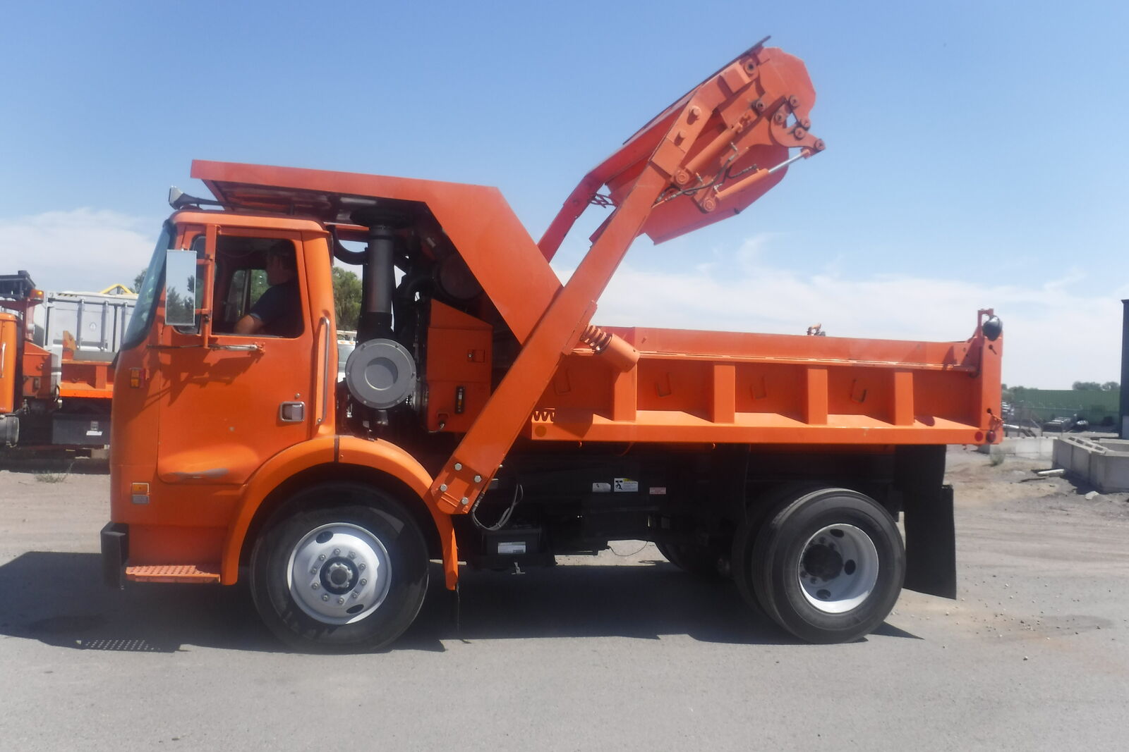 1996 Volvo-White S/A dump truck with self loader