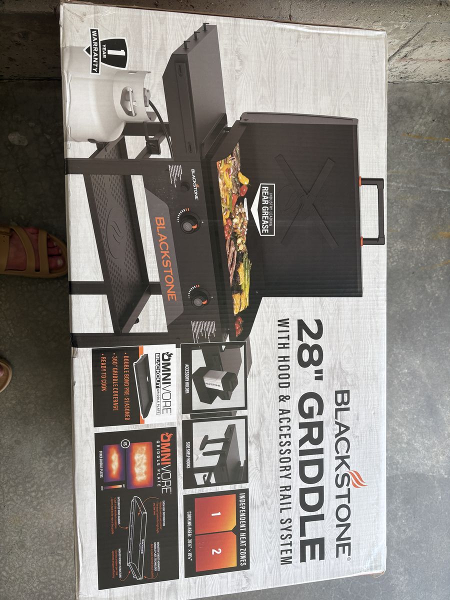 Blackstone 28” Griddle With Hood and Accessories