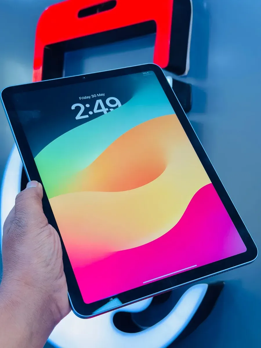 Apple iPad Air 5 (5th Gen) 256GB - Wi-Fi + Cellular Unlocked