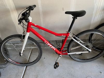 Red/white Woom 5 24" kids bike