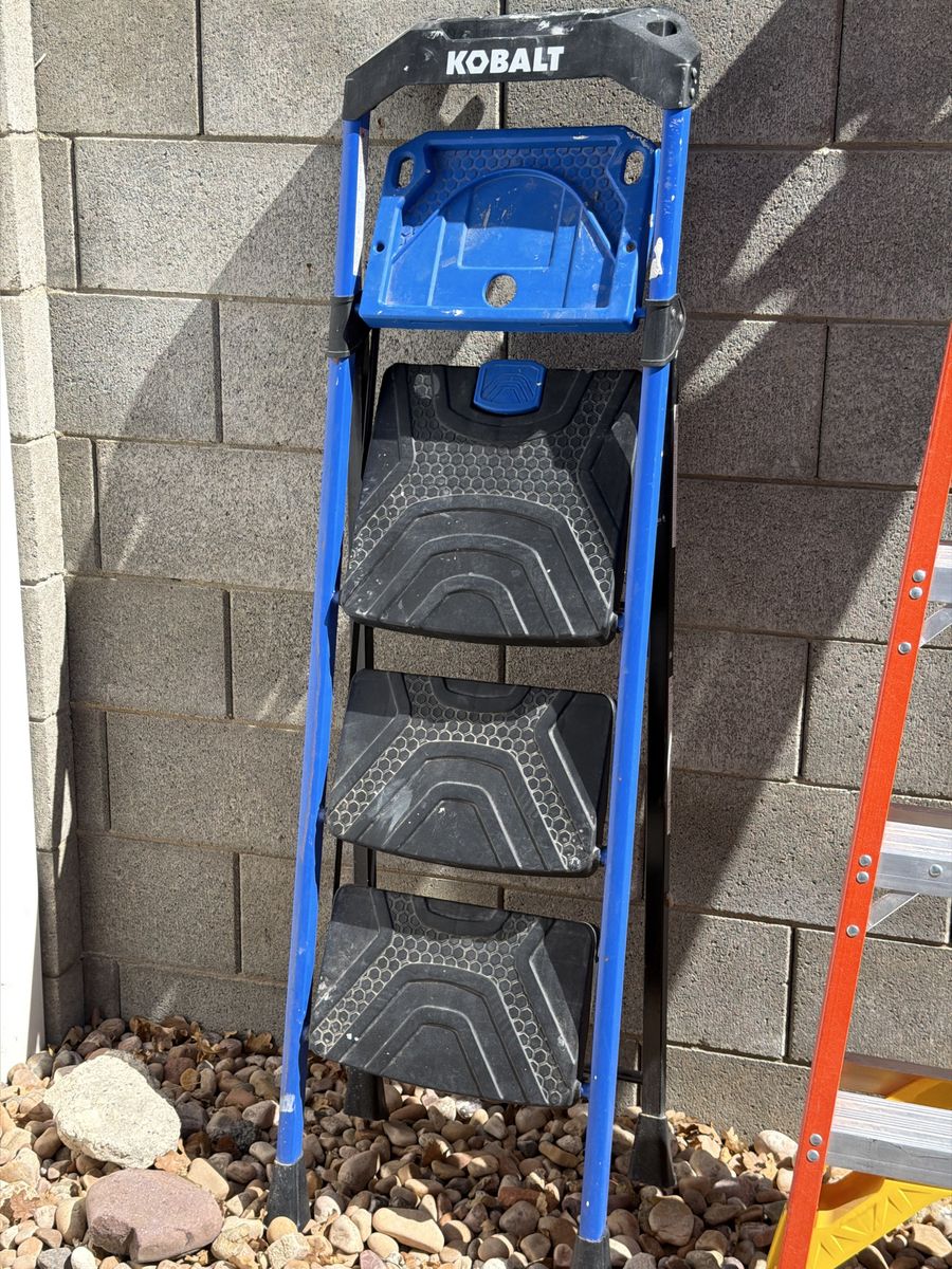 Kobalt 3 step 300 lb capacity steel step stool