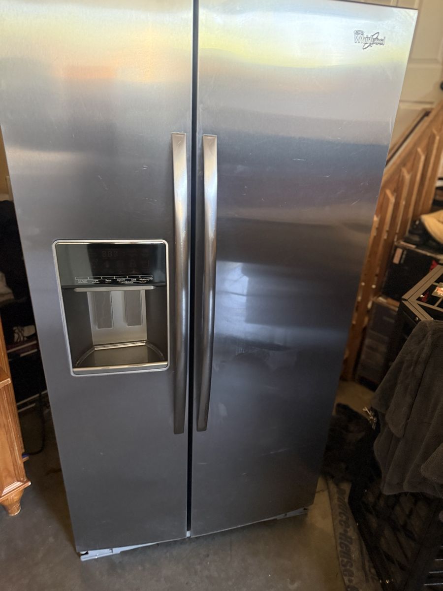 Whirlpool Side-by-Side Refrigerator works great its plug in for u to see $120