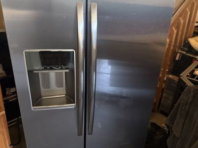 Whirlpool Side-by-Side Refrigerator works great its plug in for u to see $120