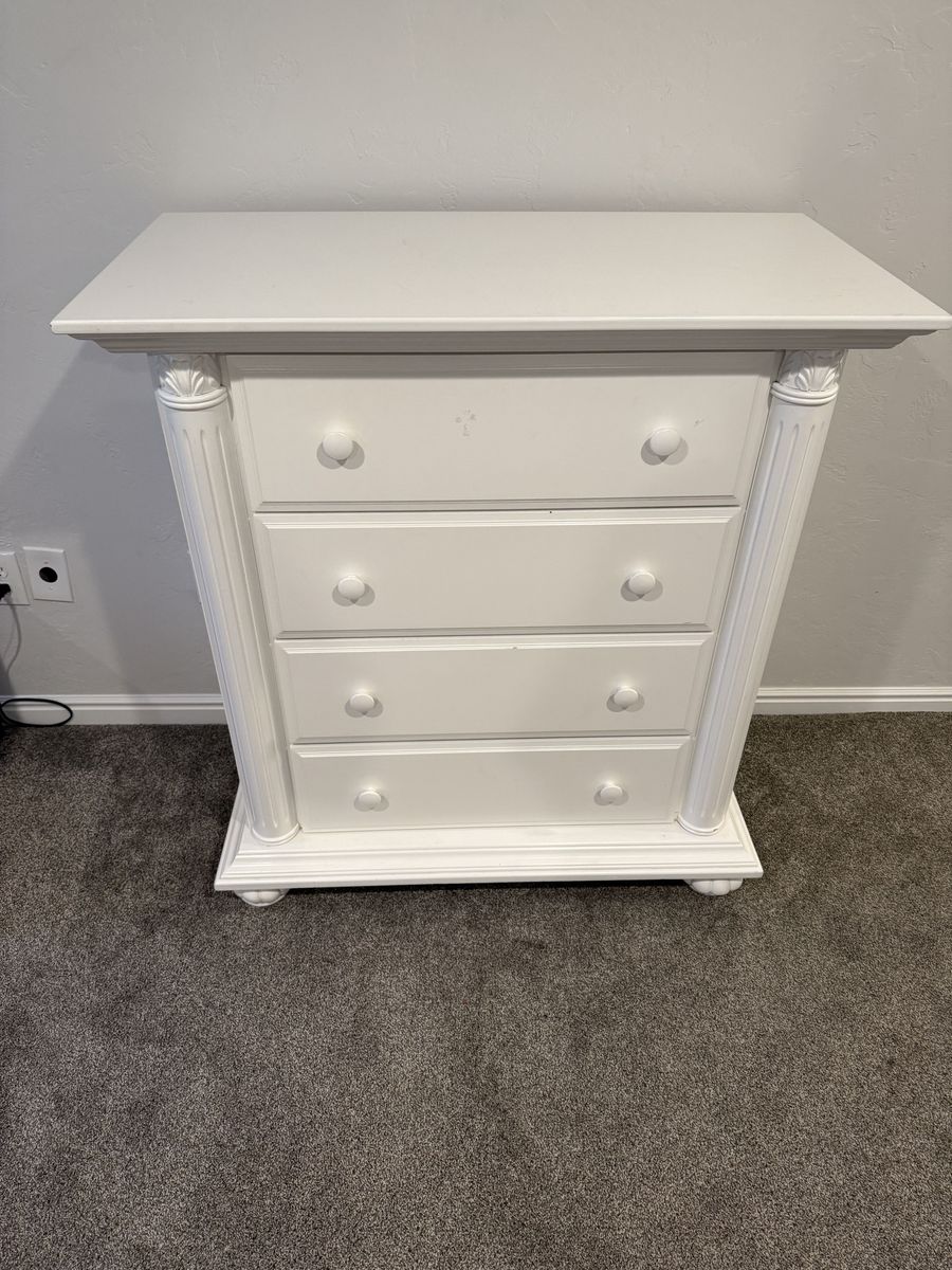 4 drawer solid wood dress great condition