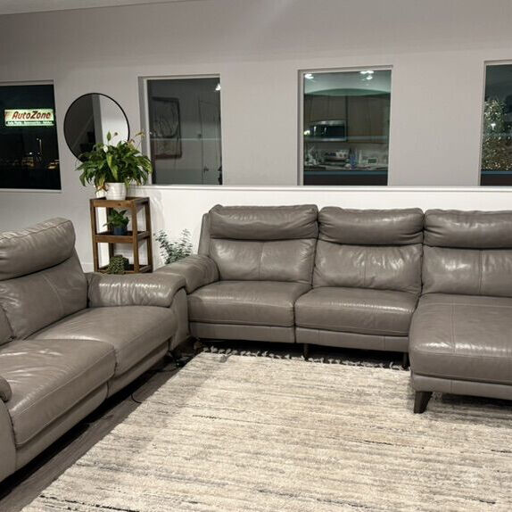 RC WILLEY Power Recliner Couches