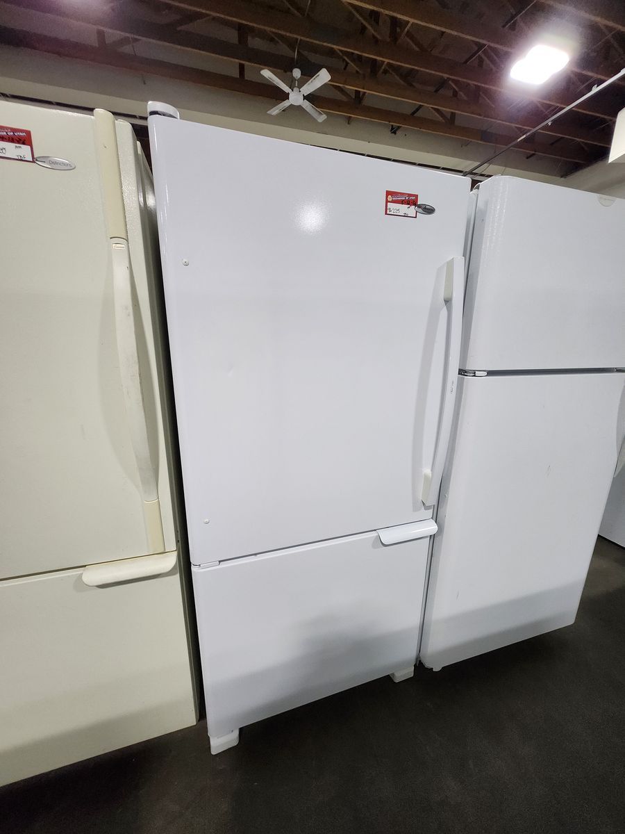 NICE AMANA TOP FRIDGE AND BOTTOM FREEZER FRIDGE! W-WARRANTY