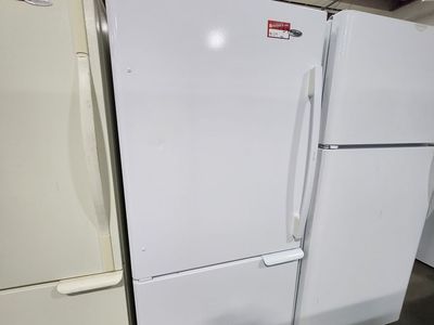NICE AMANA TOP FRIDGE AND BOTTOM FREEZER FRIDGE! W-WARRANTY