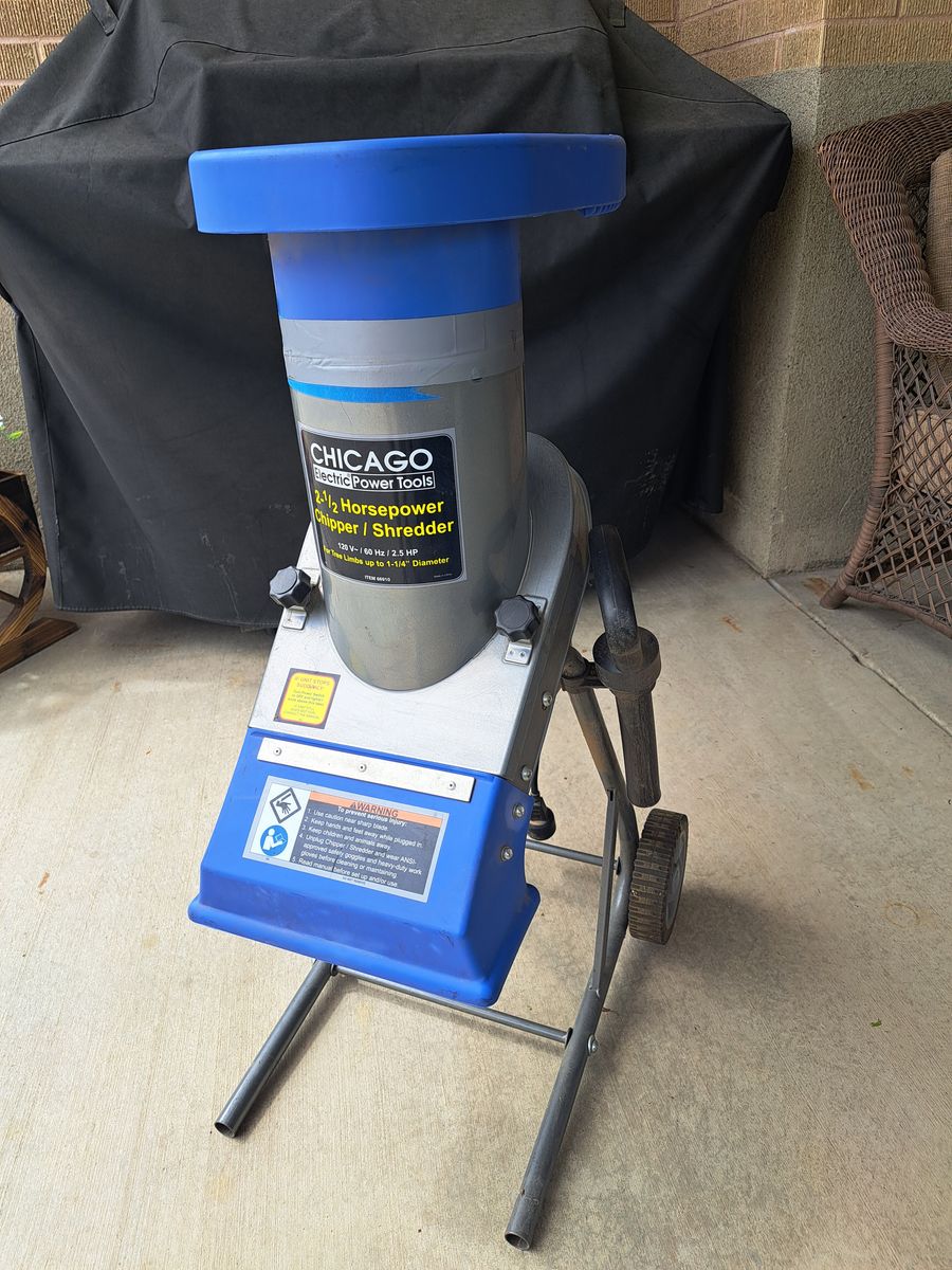 Chicago Electric Power Tools 2.5 HP Chipper/Shredder 1.75" Diameter Capacity