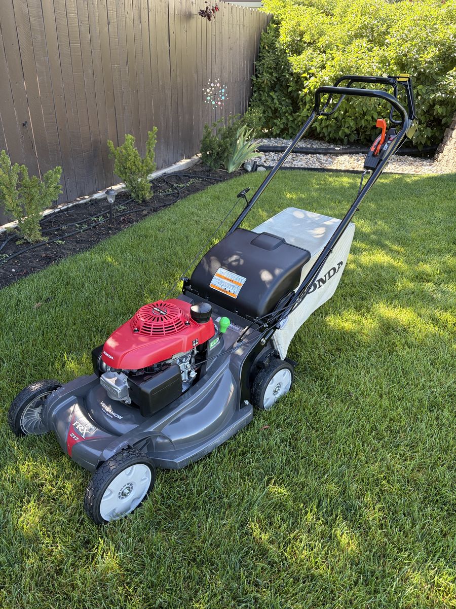 Honda HRX 217 - K5 Series - LIKE NEW! Self-Propelled - Versamow System, 21-inch Deck