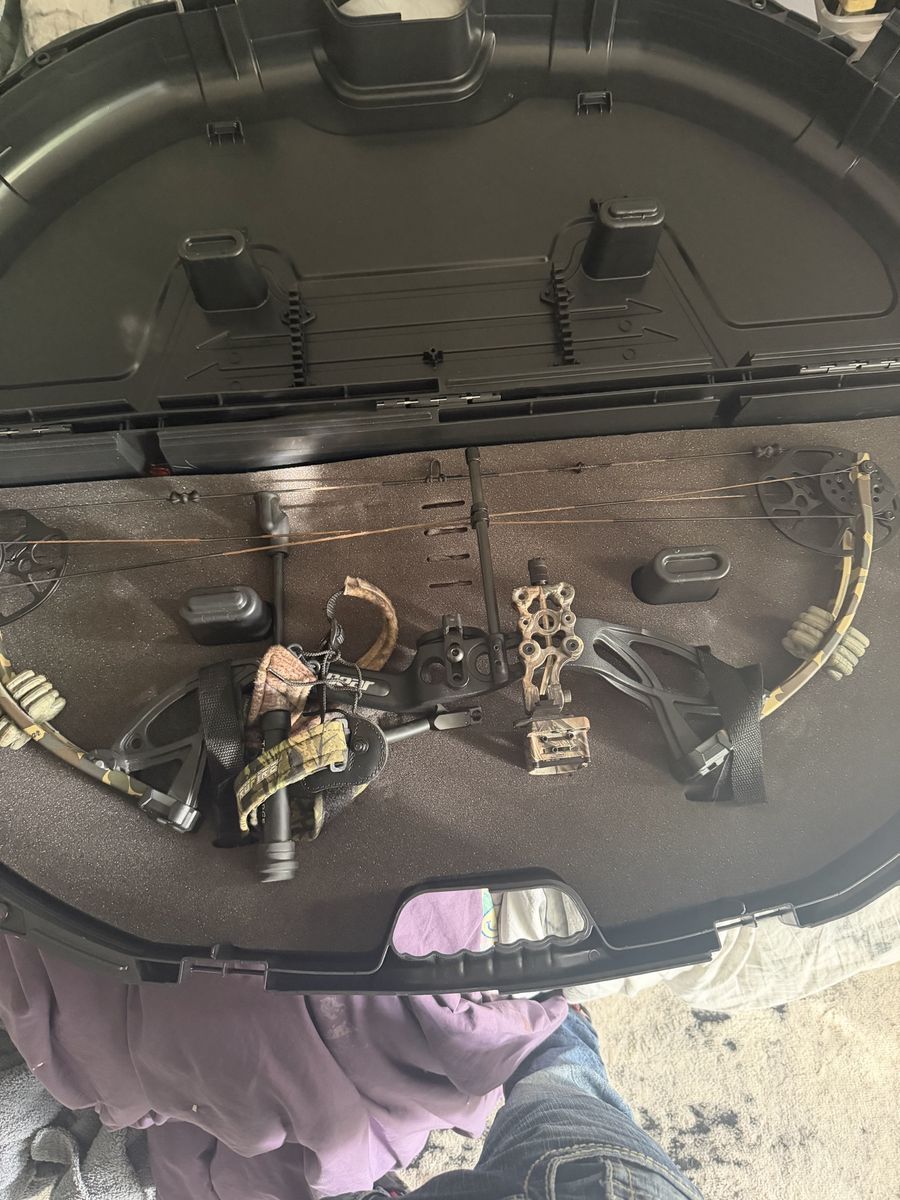 Bear Archery Compound Bow - Hunting Package with Case