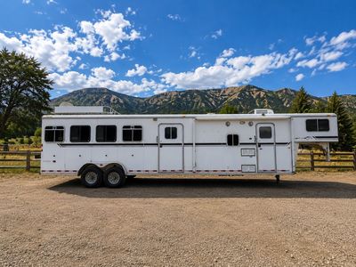 2004 Logan Coach 4 Horse LQ #01136