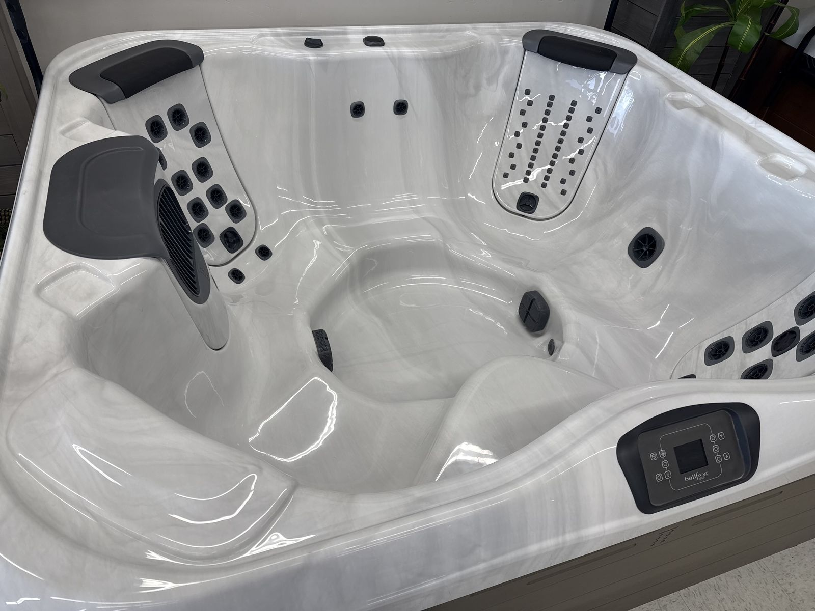 Bullfrog Spa  R7, 2021