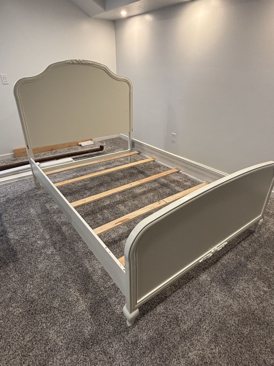 Kelly white full bed
