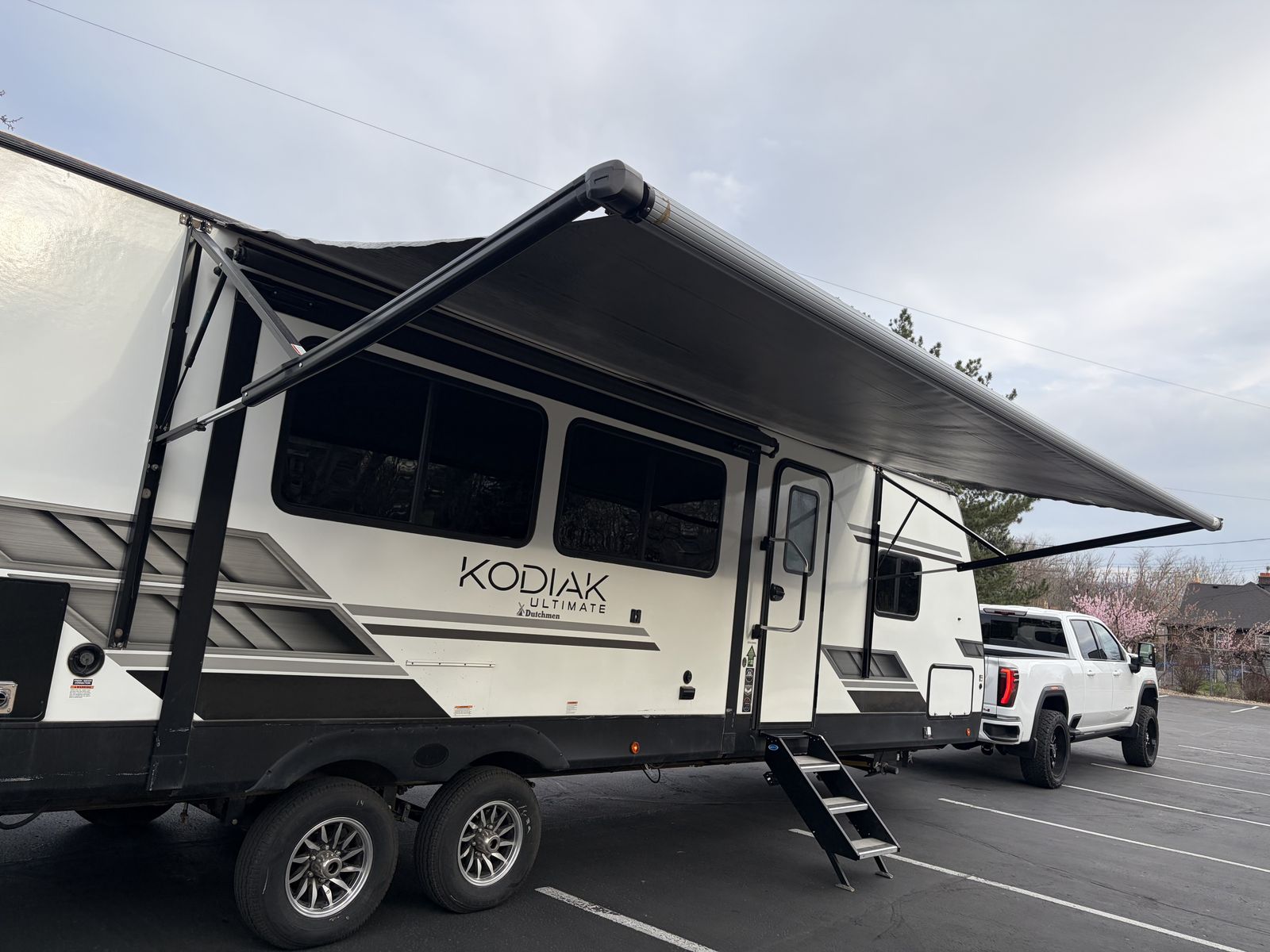 2023 Dutchman Kodiak Ultimate 33’ 3 slide camper. Everything works well!