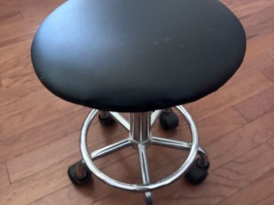 Adjustable Rolling Swivel Stool / Salon Chair