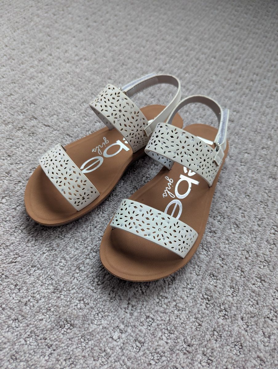 bebe Girls Laser Cut Sparkle Strap Sandals, size 3
